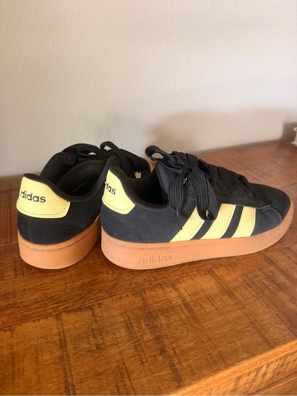 adidas Grand Court Alpha - black/yellow- size 8